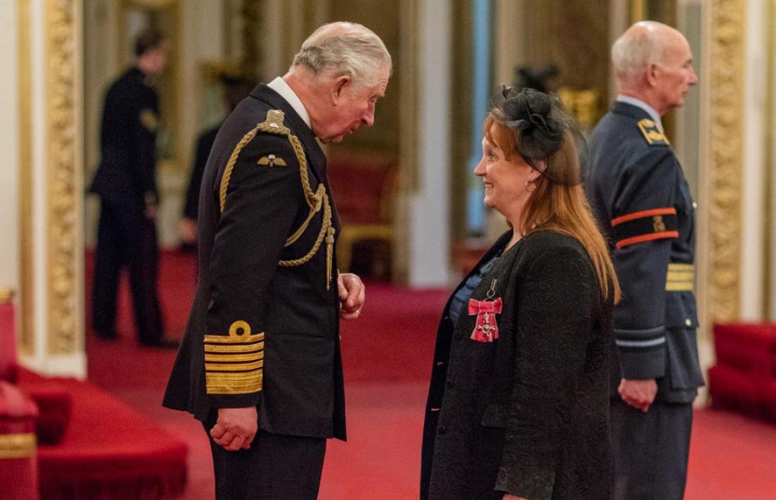 L’aleshores Príncep de Gal·les condecora Fiona Dean a Londres l’any 2018.