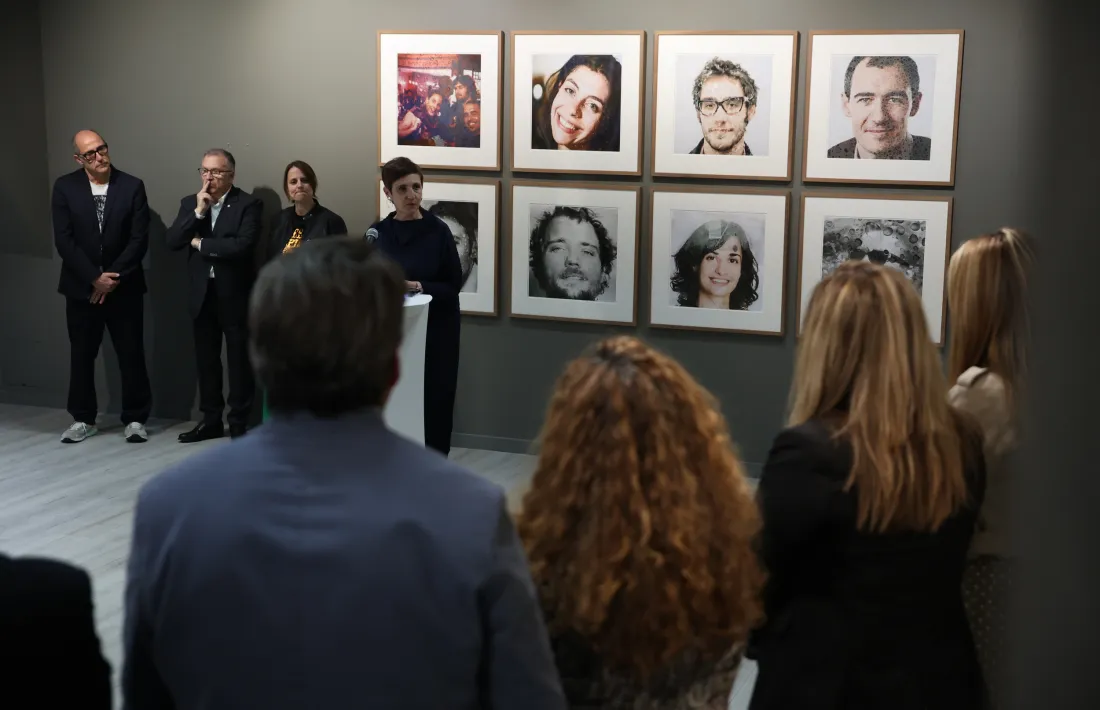 Carles Guerra, a l'esquerra, amb el conseller Closa i la cònsol Gili, davant del forat del ‘Charlie Hebdo’, dijous a l’Espai Caldes.