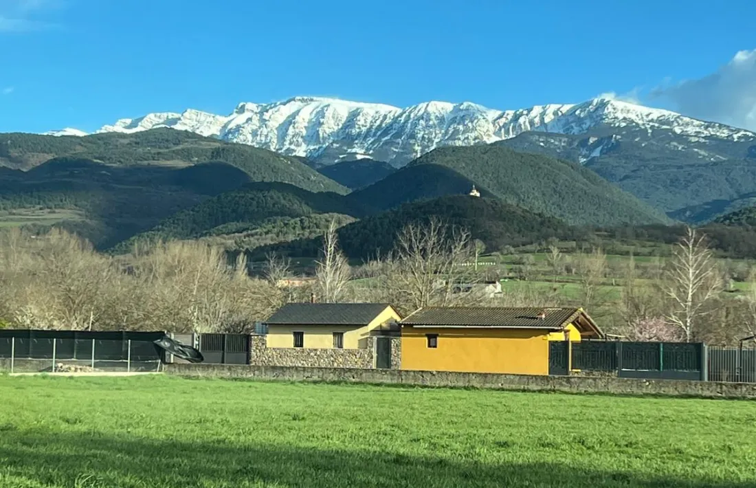 La parcel·la on se celebrarà el festival, amb dos escenaris orientats cap al Cadí, asseguren. 