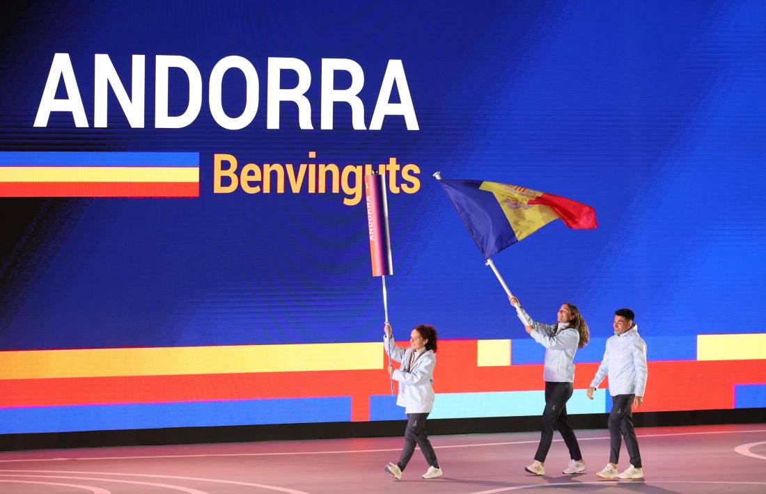 Lia Povedano i Nahuel Carabaña, els banderers d’Andorra a la cerimònia d’inauguració dels Jocs.
