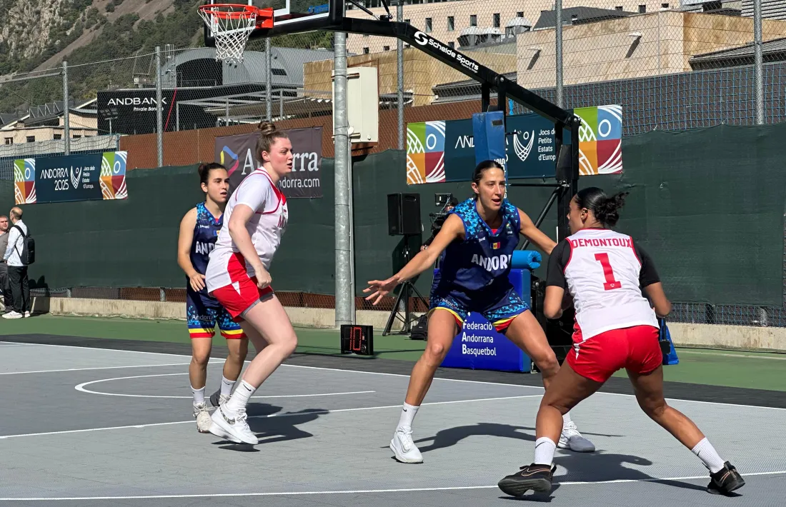 Clàudia Guri defensant a una jugadora de Mònaco.