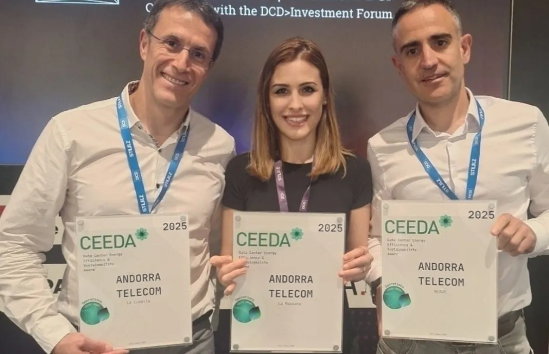 Representants d'Andorra Telecom rebent el certificat.