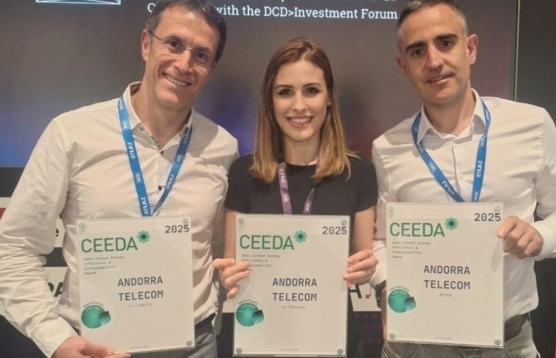 Representants d'Andorra Telecom rebent el certificat.