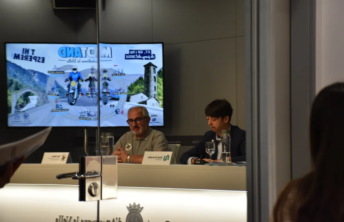 El cònsol major d'Andorra la Vella, Sergi González, i el vicepresident de la Penya Motorista L'Esquirol, Toni Soler, durant la presentació de la tercera edició del Motand.