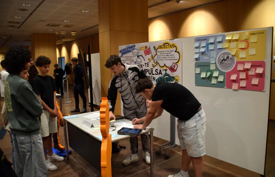 Es alumnes explicant als companys els seus projectes, avui.