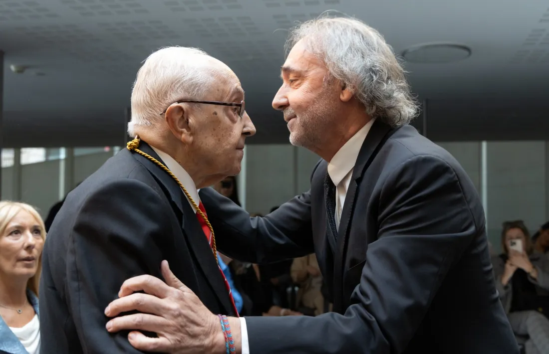 Jordi Mas abraça el seu pare Josep Maria al final de l’acte d’homenatge d’avui al Consell General.