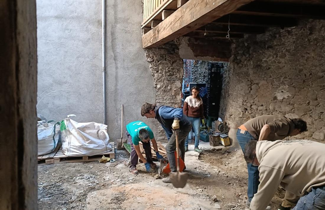 Això sí és posar-se mans a l’obra de manera literal, agafant pic i pala; la reforma avança a bon ritme. 