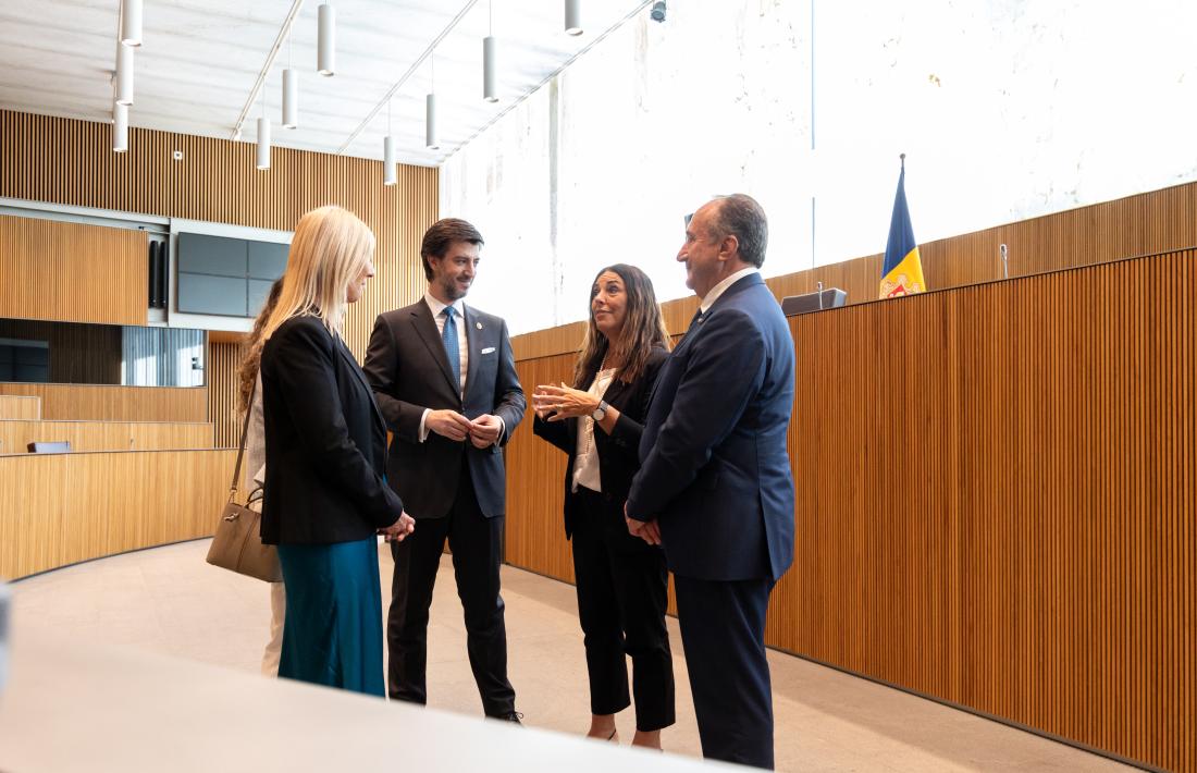 Denise Bronzetti i Ítalo Righi amb els síndics, Carles Ensenyat i Sandra Codina, durant la visita al nou hemicicle.