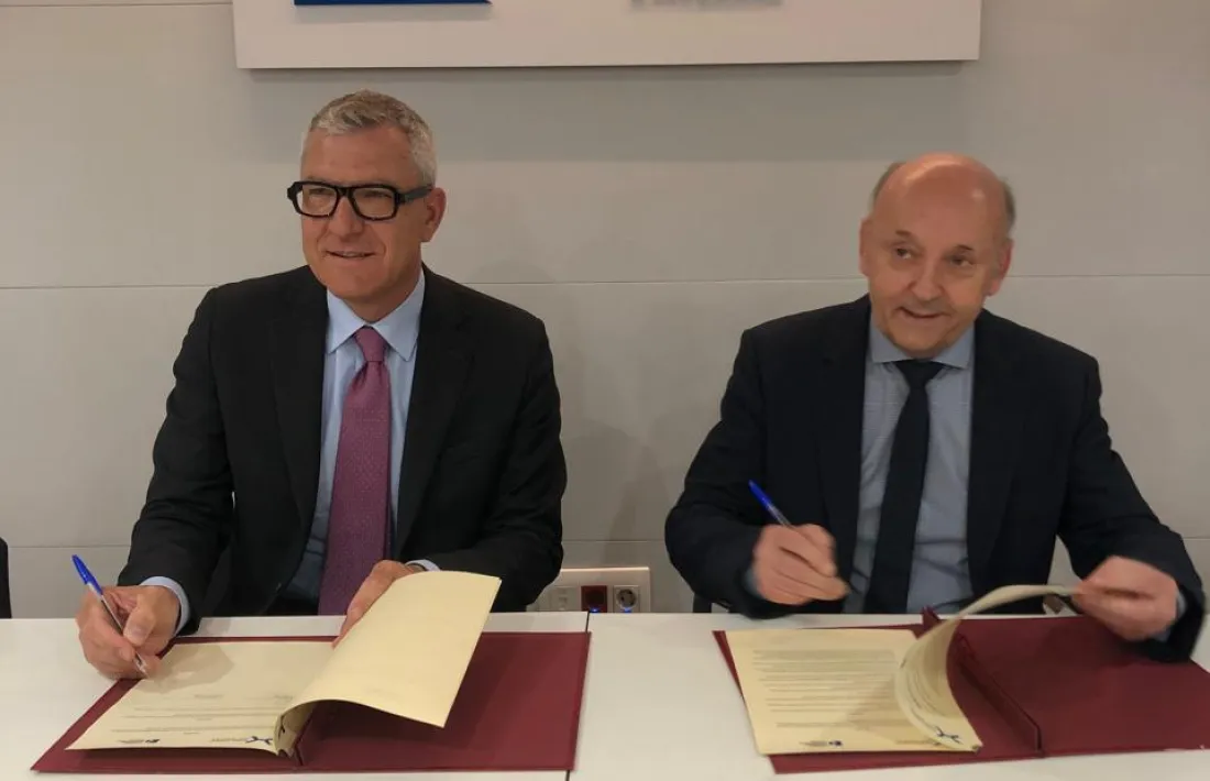 Denis Cecchetti i Josep Maria Mas han signat l'acord.