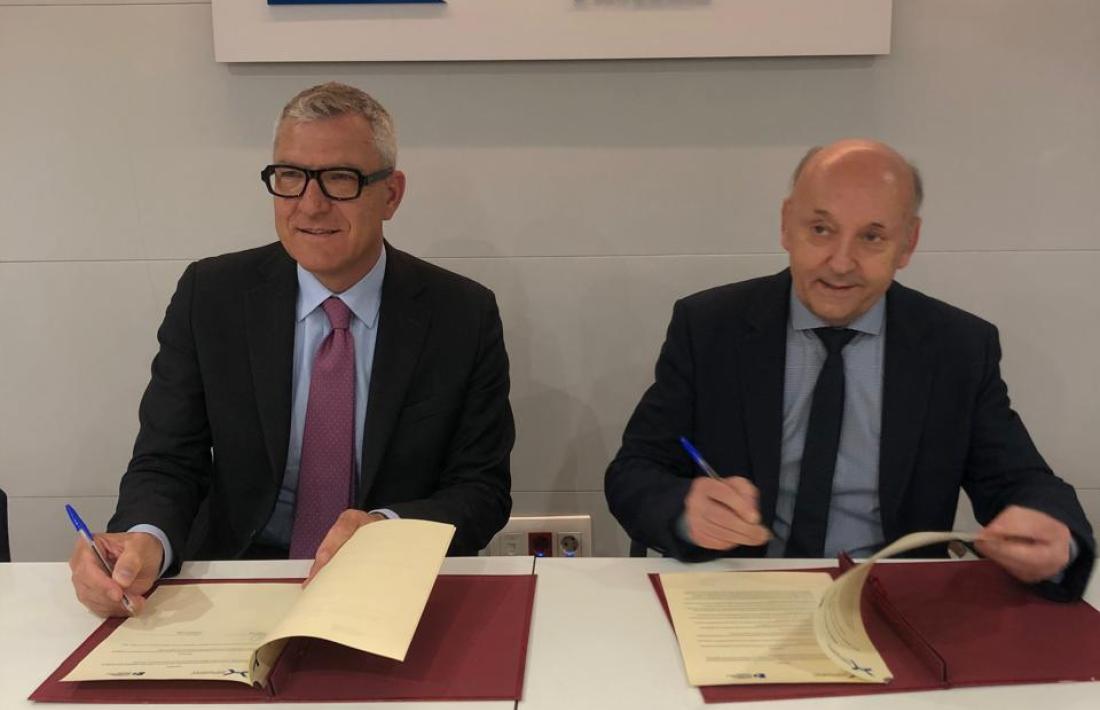 Denis Cecchetti i Josep Maria Mas han signat l'acord.