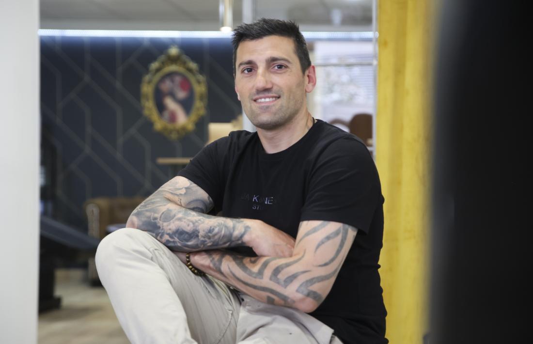 Tatuador i, ara, escriptor. 