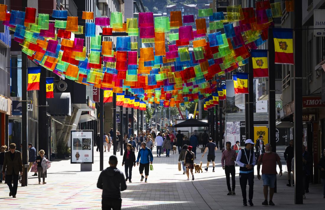 El sostre decoratiu instal·lat a l'avinguda Meritxell.