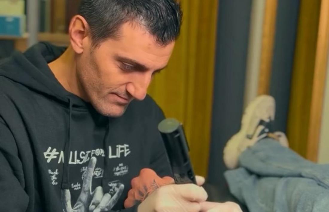 El tatuador Jose Diz.