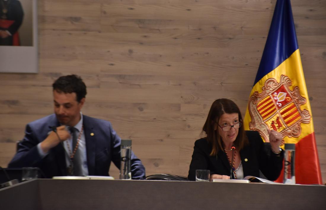 La cònsol major d'Ordino, Maria del Mar Coma, i el cònsol menor, Eduard Betriu, durant la sessió de consell de comú d'aquest dijous.