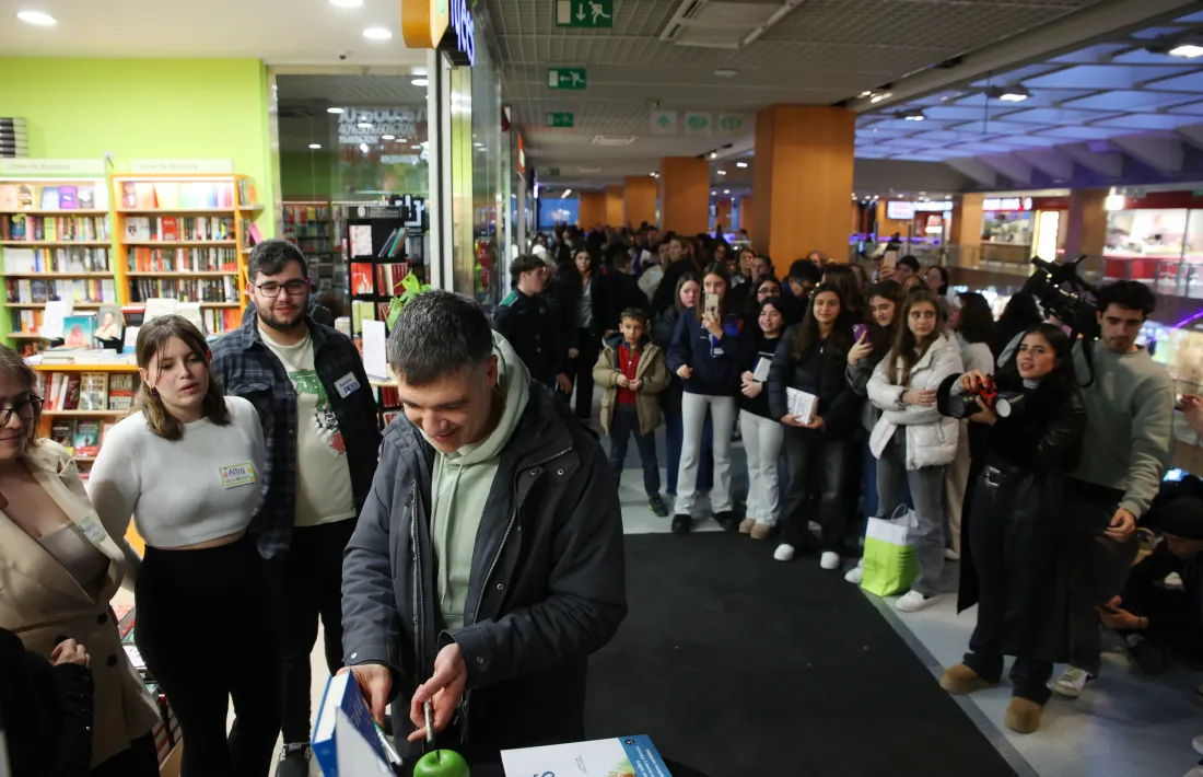 La cua quilomètrica del febrer a Idees per a la firma de llibres.