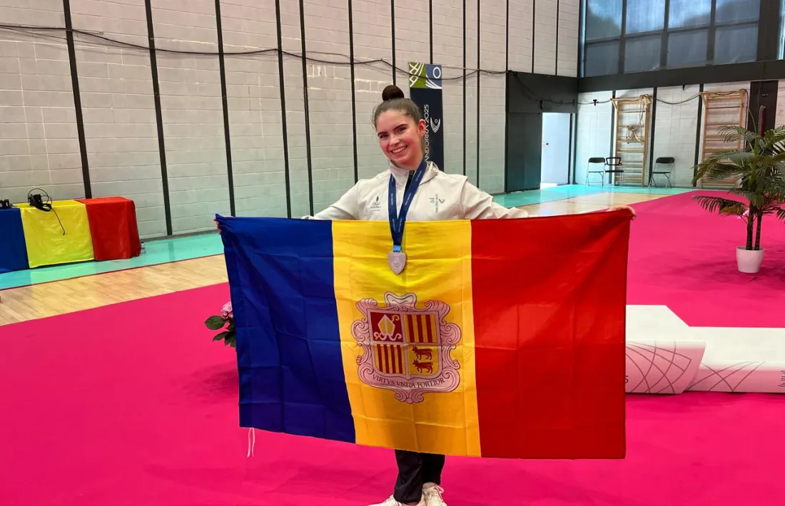 Berta Miquel, amb la plata i la tricolor.