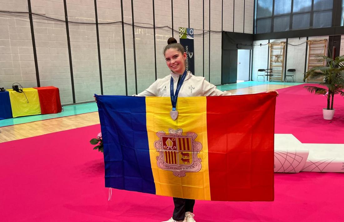 Berta Miquel, amb la plata i la tricolor.