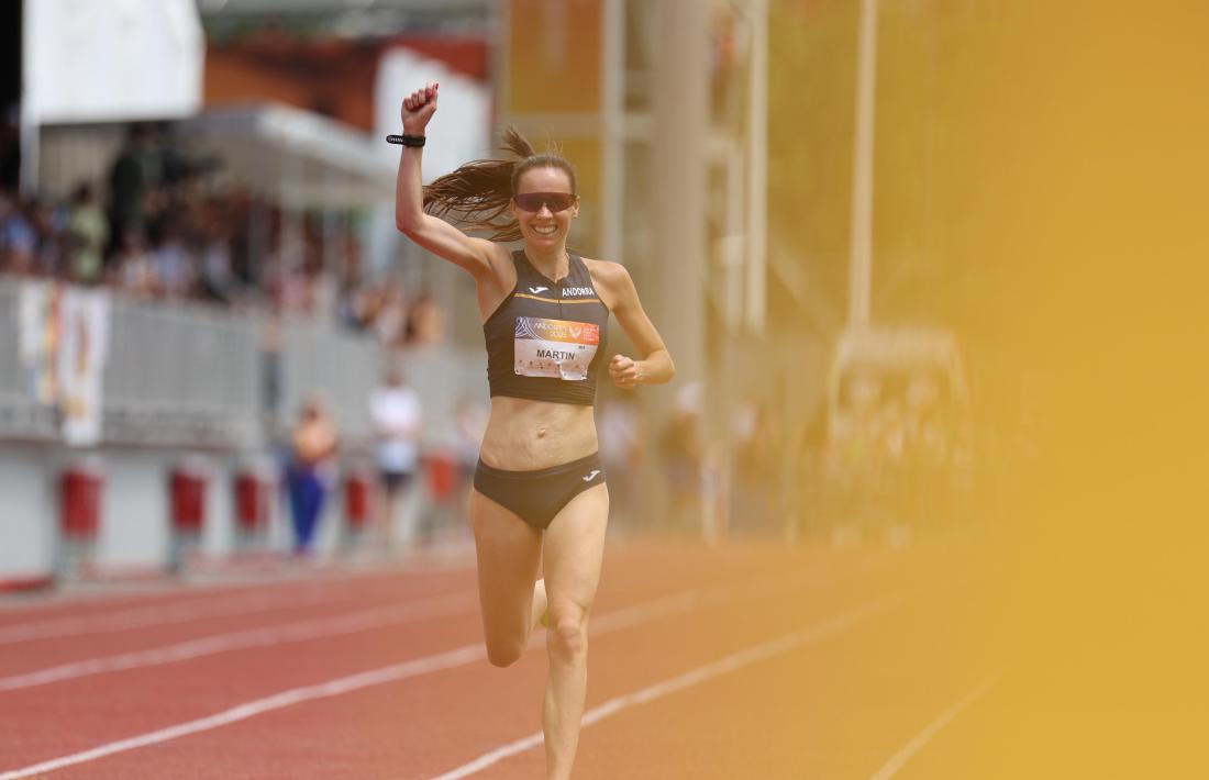 'Jess' Martin creuant la meta dels 5.000 metres.