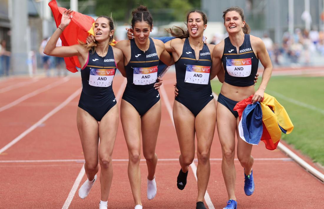 L'equip femení dels relleus 4x400, plata.