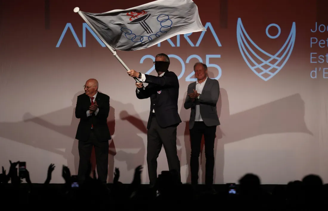 David Tomatis oneja la bandera dels Jocs dels Petits Estats.