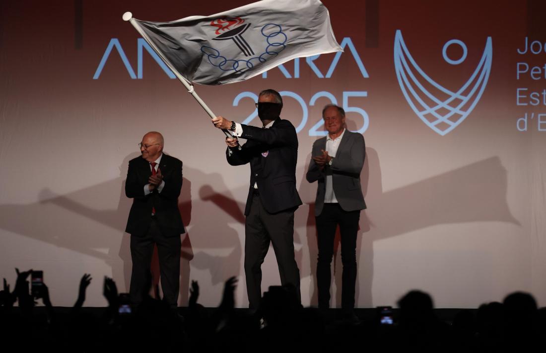David Tomatis oneja la bandera dels Jocs dels Petits Estats.