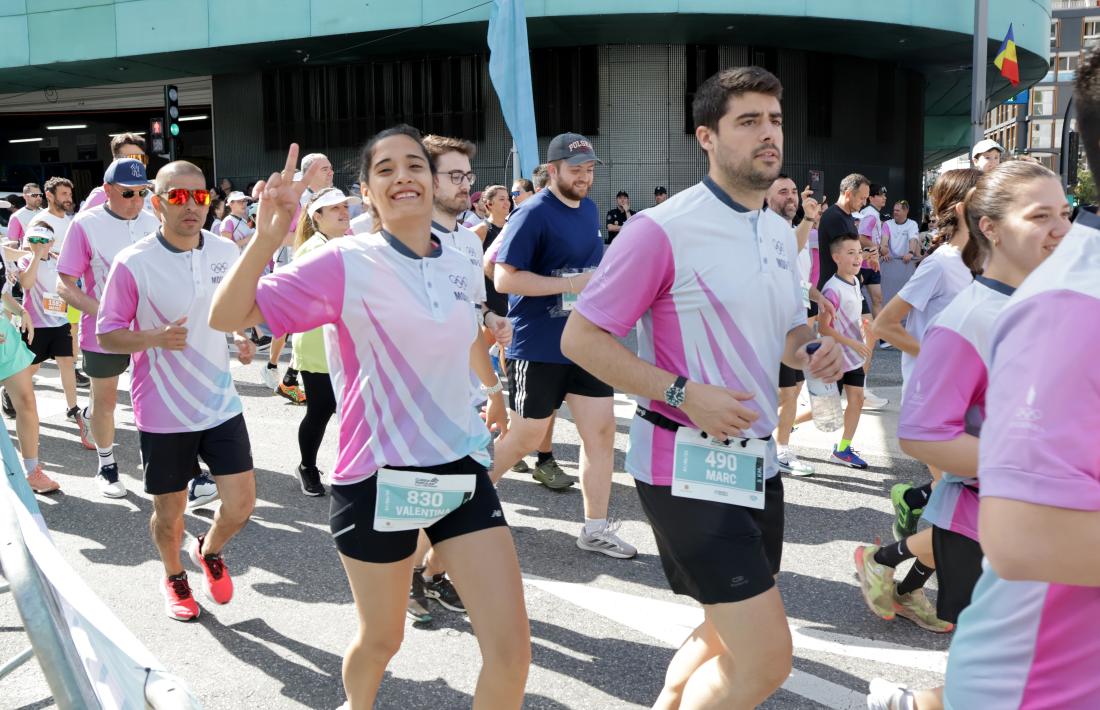 La Valentina saluda el fotògraf en la sortida de la cursa de 5 km.