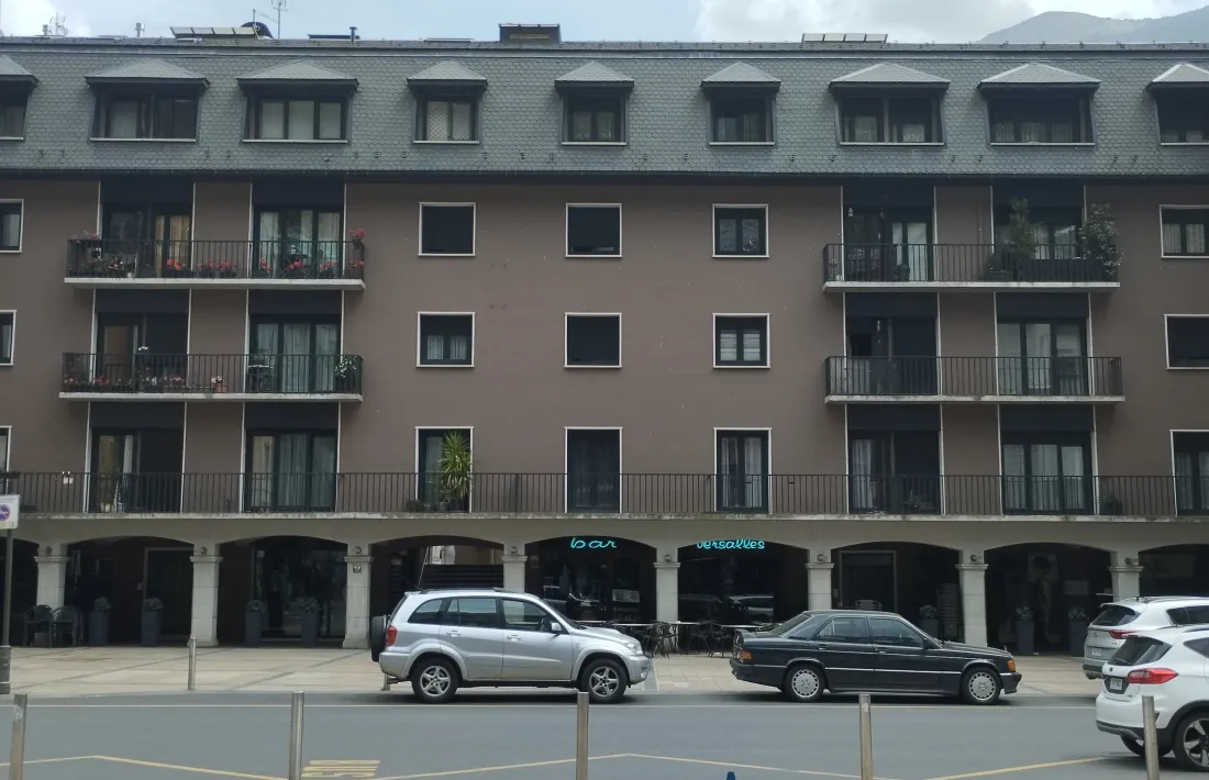 L’edifici va ser pintat recentment amb un to marronós de gust dubtós. 