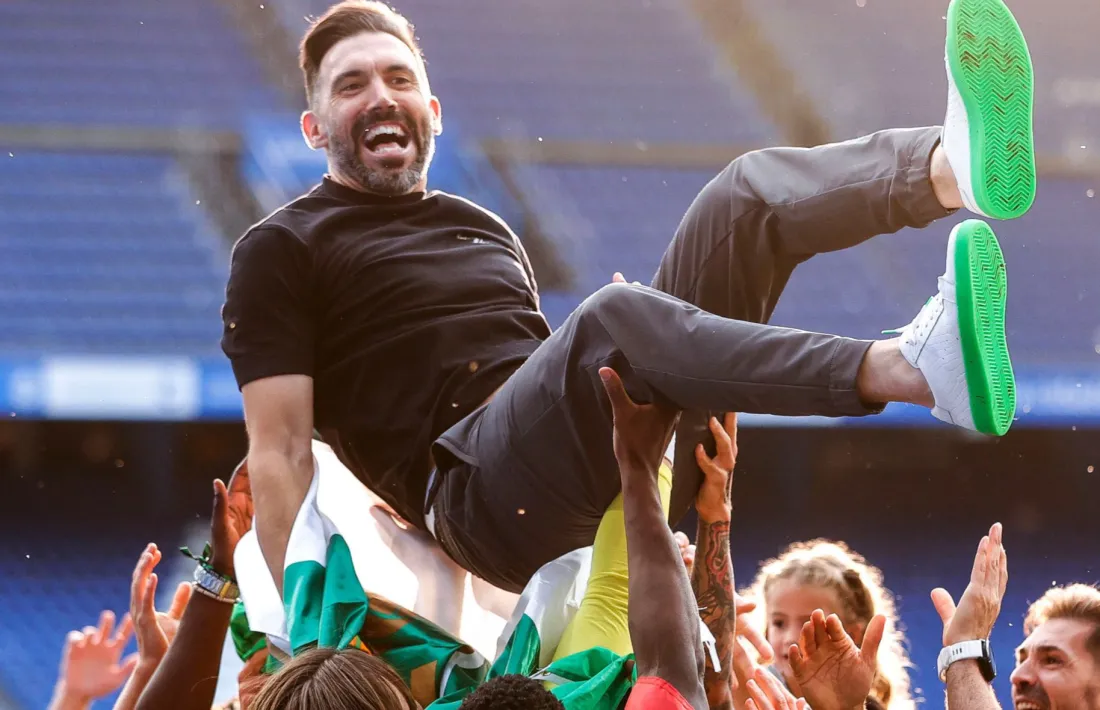 Eder Sarabia, actual entrenador de l’Elx, va ser mantejat a Riazor pels seus jugadors.
