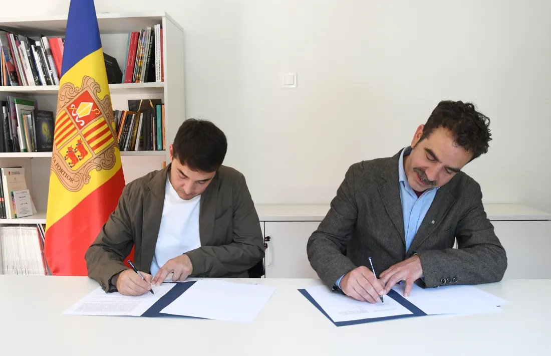 Un moment de la signatura del conveni.