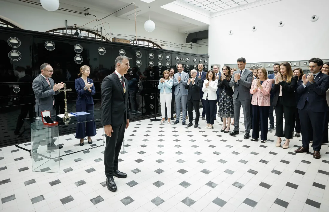 Marc Rossell, aplaudit per la resta de ministres després de jurar el càrrec davat el cap de Govern.