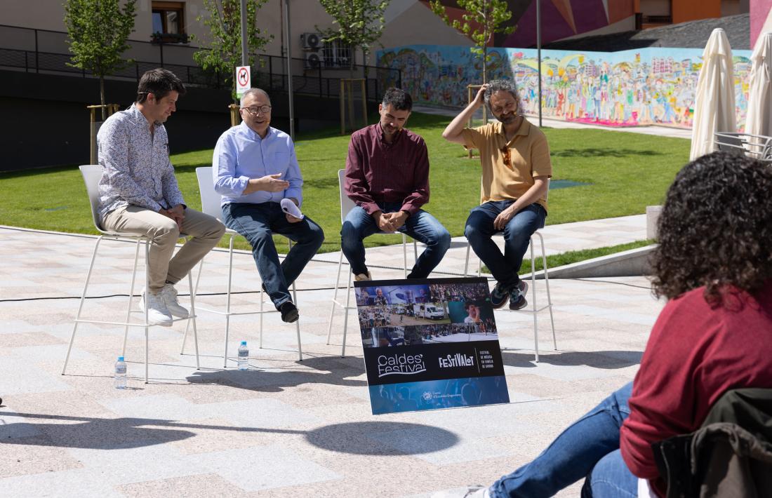 Els Amics de les Arts i Valentí Closa presentant el Caldes Festival.