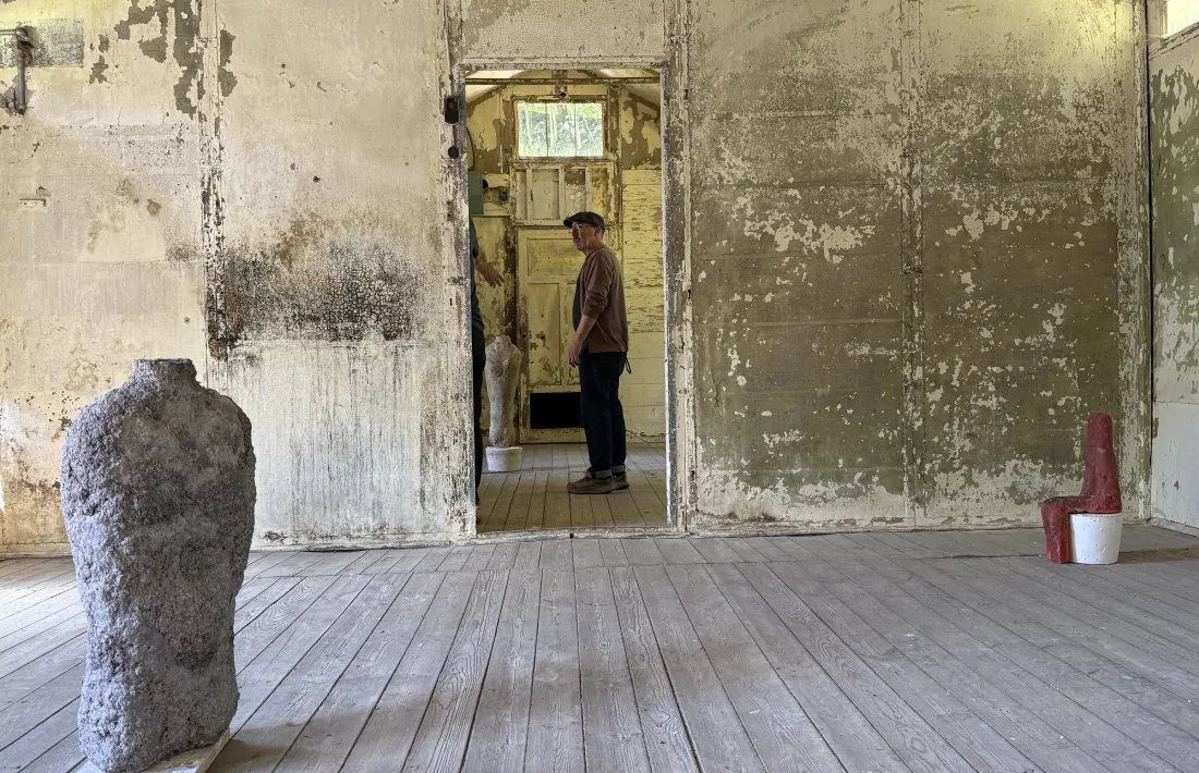 Una sala de l’Hospital de Cartró amb les escultures de David Bestué.