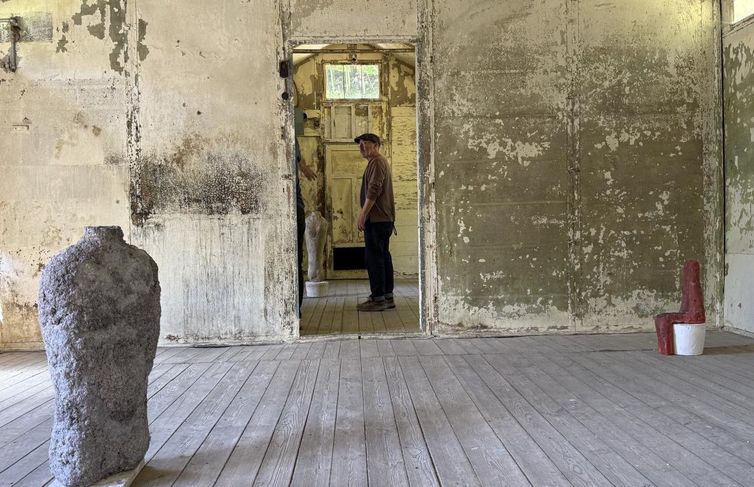 Una sala de l’Hospital de Cartró amb les escultures de David Bestué.