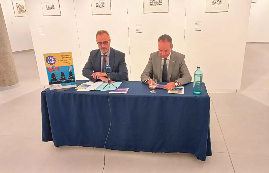  El cònsol de Canillo, Jordi Alcobé, i l’ambaixador de França, Nicolas Eybalin, van presentar ahir l’espectacle 'Les trois brigands'.