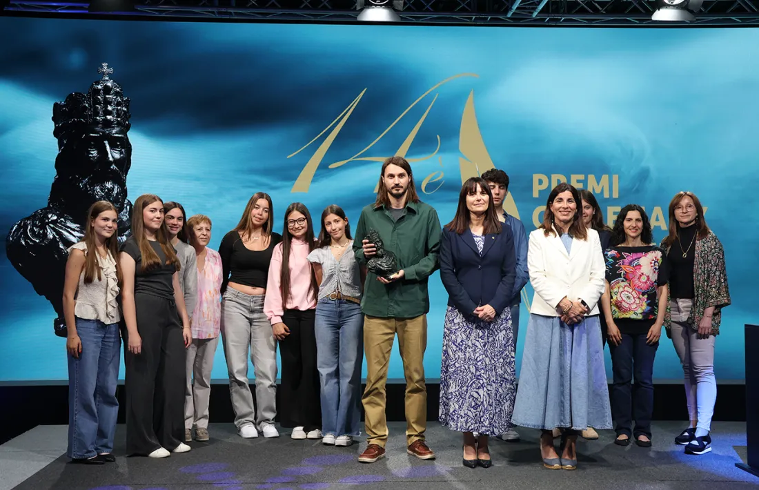 El guanyador del Premi Carlemany, Jose López, la ministra de Cultura, Joventut i Esports, Mònica Bonell, i l'editora del llibre, Glòria Gasch, i els membres del jurat jove.