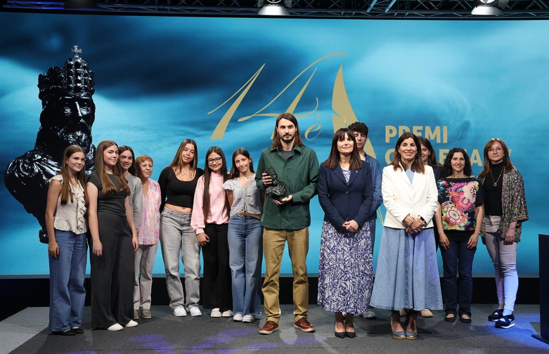 El guanyador del Premi Carlemany, Jose López, la ministra de Cultura, Joventut i Esports, Mònica Bonell, i l'editora del llibre, Glòria Gasch, i els membres del jurat jove.