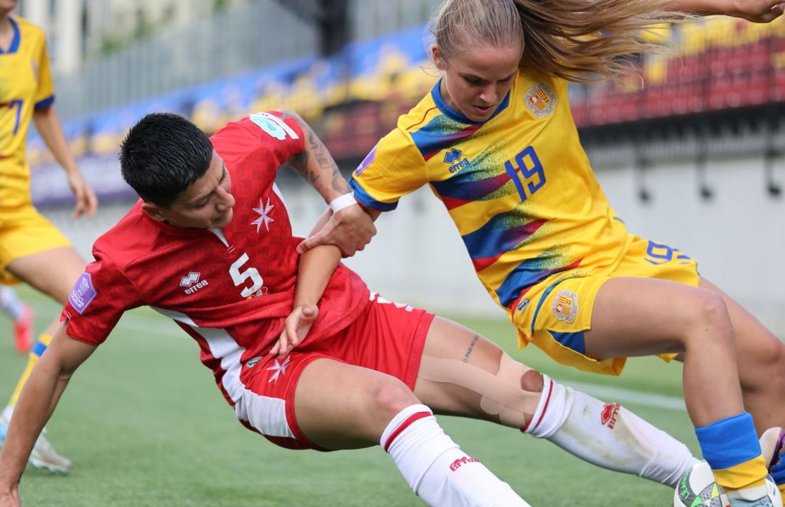Stefania Farrugia lluita per la pilota amb la jove davanter de l’Europa i la selecció, Carla Ber.