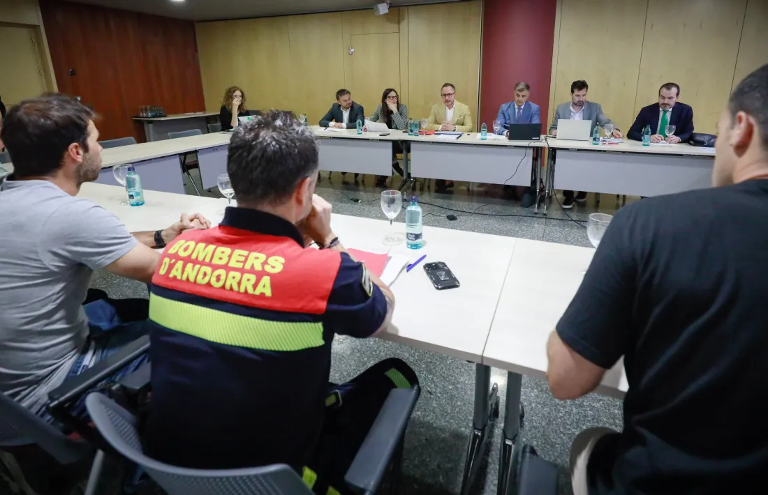 Un moment de la reunió amb els representants dels sindicats del Cos de Bombers.