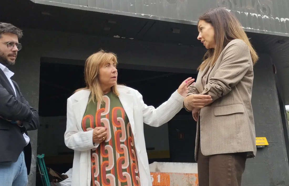 La ministra d’Habitatge, Conxita Marsol, entre els cònsols lauredians el primer dia d’obres a Sant Julià.