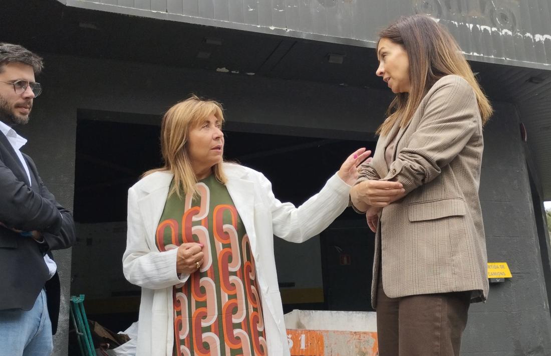 La ministra d’Habitatge, Conxita Marsol, entre els cònsols lauredians el primer dia d’obres a Sant Julià.