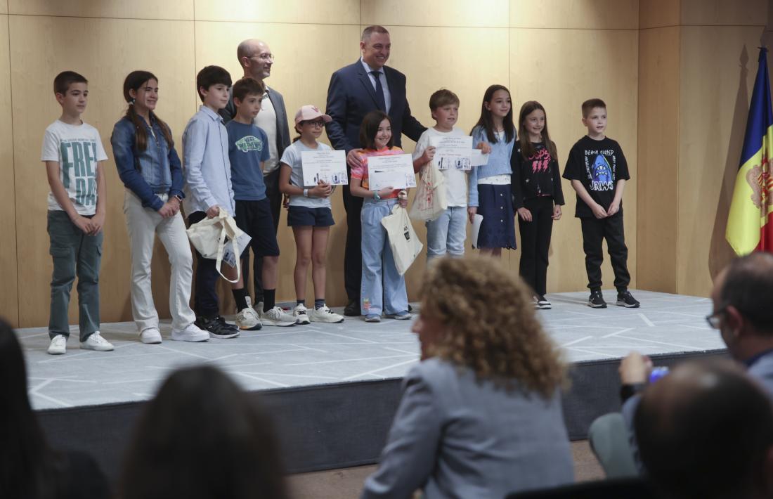 Foto de família dels guanyadors del premi de relat Set claus que es va entregar ahir. 