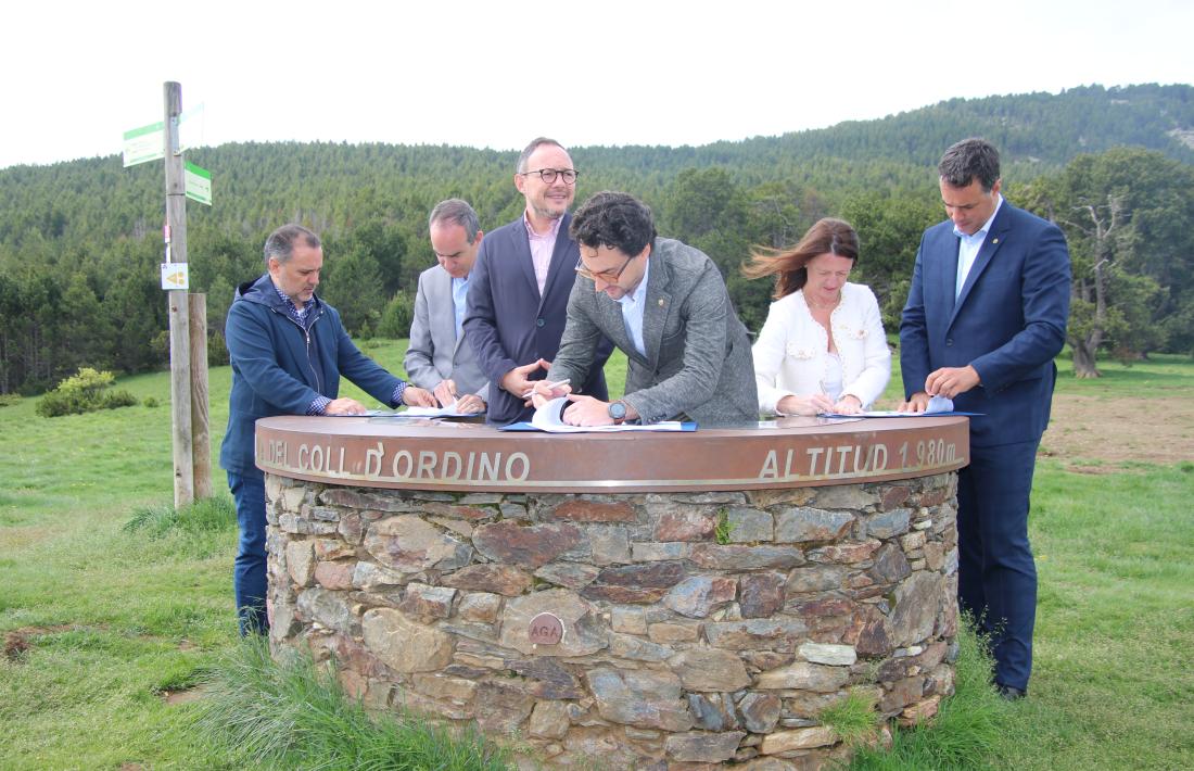 Alcobé, Casal i Coma signant el memoràndum per a la creació d'un nou parc natural.
