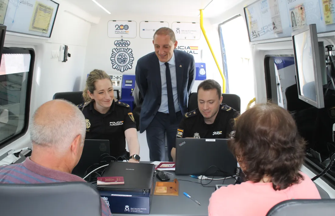 El nou vehicle de documentació va donar servei ahir a una vintena de veïns d’Oliana.