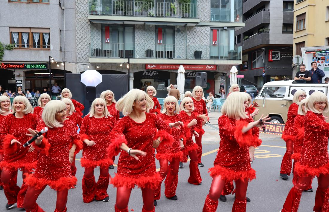 L’actuació de Les Raffaellas ha animat els ciutadans que s'han acostat a la plaça Guillemó.