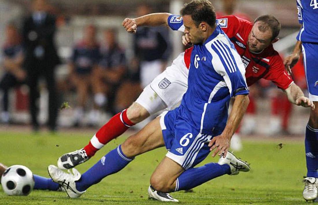 Ilde Lima en una acció defensiva fa 17 anys contra Wayne Rooney, en un partit disputat a Montjuïc.