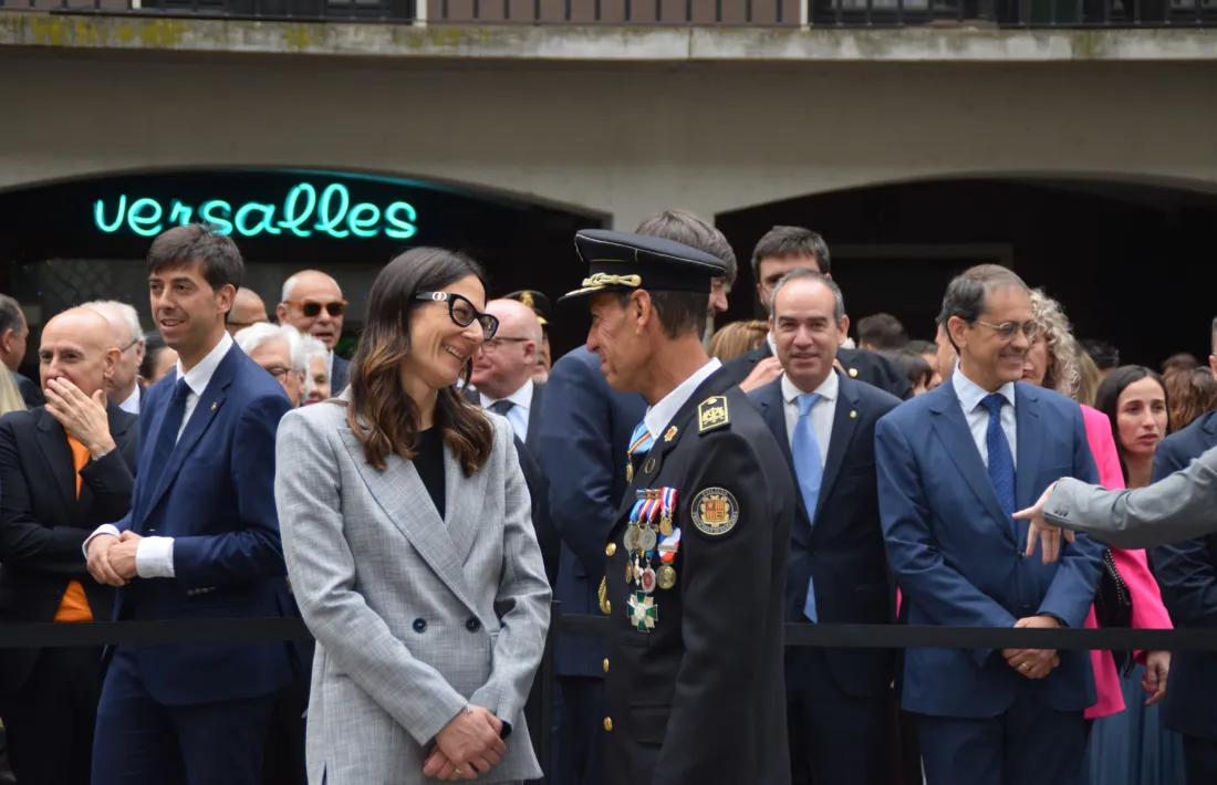 La ministra de Justícia i Interior, Ester Molné, conversa amb el director de la policia, Bruno Lasne, en l'acte de celebració de la patrona de la policia.