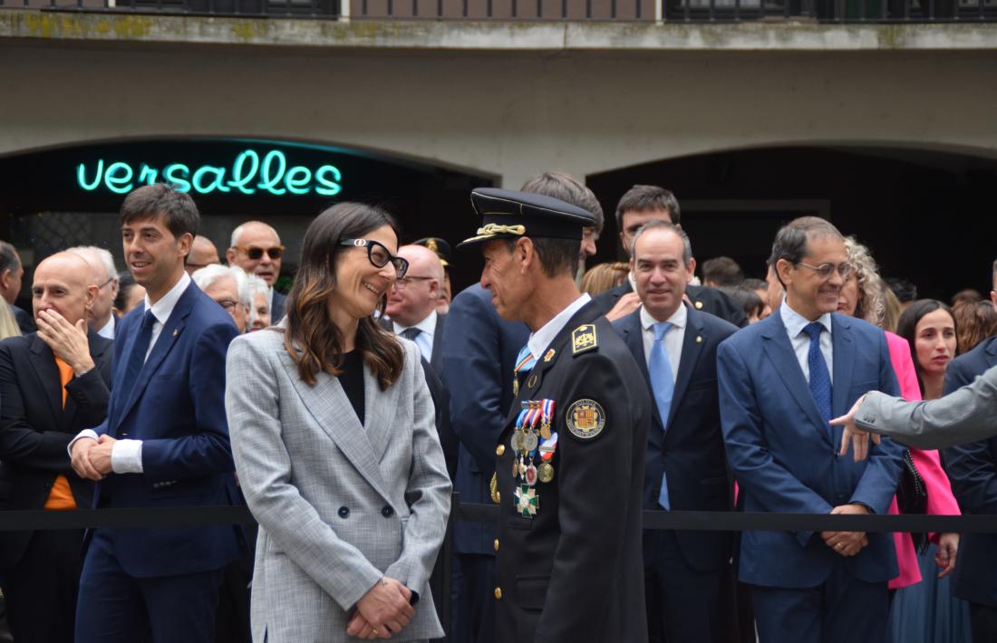 La ministra de Justícia i Interior, Ester Molné, conversa amb el director de la policia, Bruno Lasne, en l'acte de celebració de la patrona de la policia.