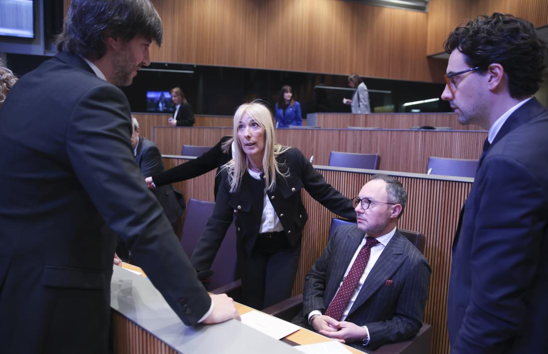 Ensenyat, Codina, Espot i Casal conversen a l’inici d’una sessió del Consell General.