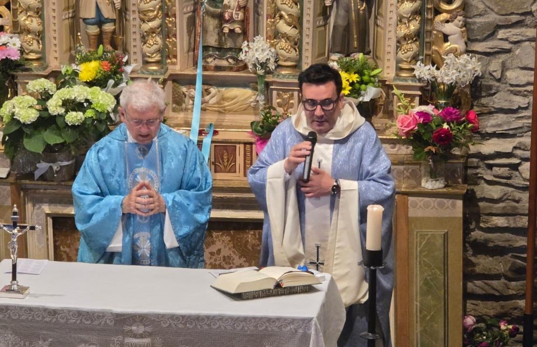 Mossèn Josep Grau i mossèn Pepe Chisvert en la missa a Canòlich el 31 de maig.