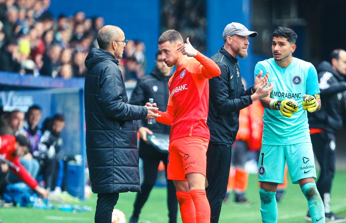 ‘Beto’, donant indicacions a Sergio Molina, va debutar a El Toralín.